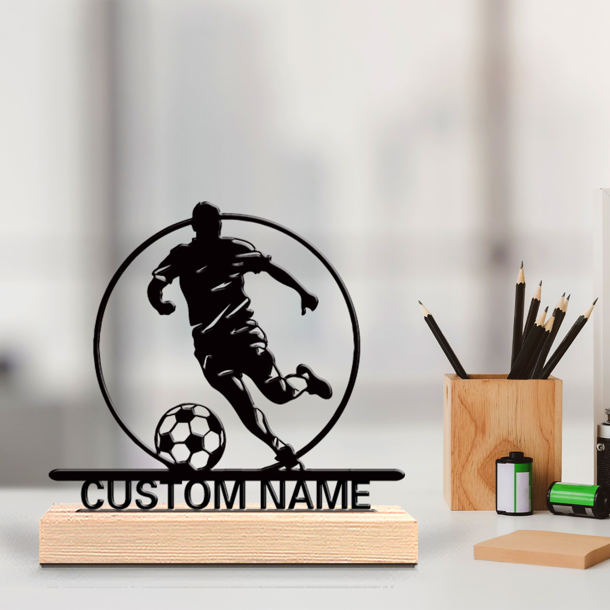 Home Decor Zone - Metalowa statuetka piłkarza z imieniem, drewniana